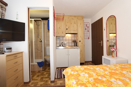 002-saas-fee-ferienwohnung-kueche-h9